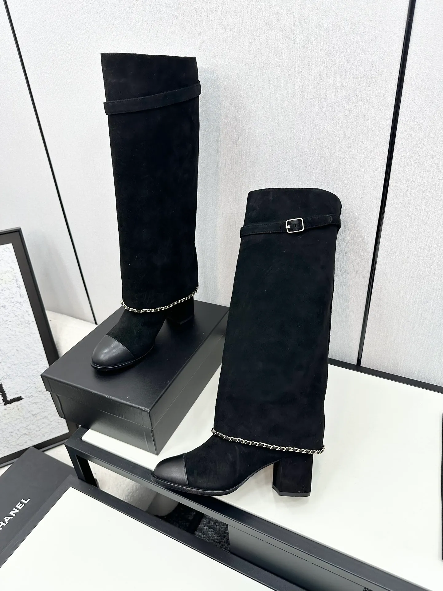 👟👟Ex-factory price 840👟👟Chanel🆕 24b new double c autumn and winter boots Chanel autumn and winter heavy industry popular short boots🔥 Xiaohongshu highly recommends this style, it looks good with any combination, a must-have for fashion, Ms. Chanel loves simple and irresistible styles💋Coloring shows a unique style, free mix and match to shine⚡️Follow the fashionable steps of the tight-flavored grandma! ! ! Enlarge the exquisite details to see ✔Original molded hardware buckle ✔Top version made by purchasing agent★The upper is made of original Yangjing cowhide, sheepskin lining, sheepskin feet, code number 35-40 (40, 41 customization is not returnable)